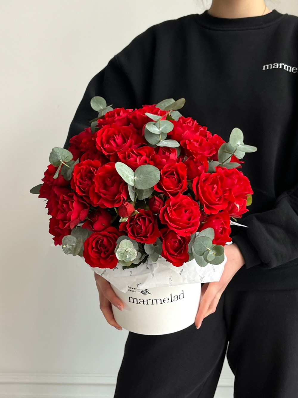 Цветочная коробка из красных кустовых роз и эвкалипта размер S