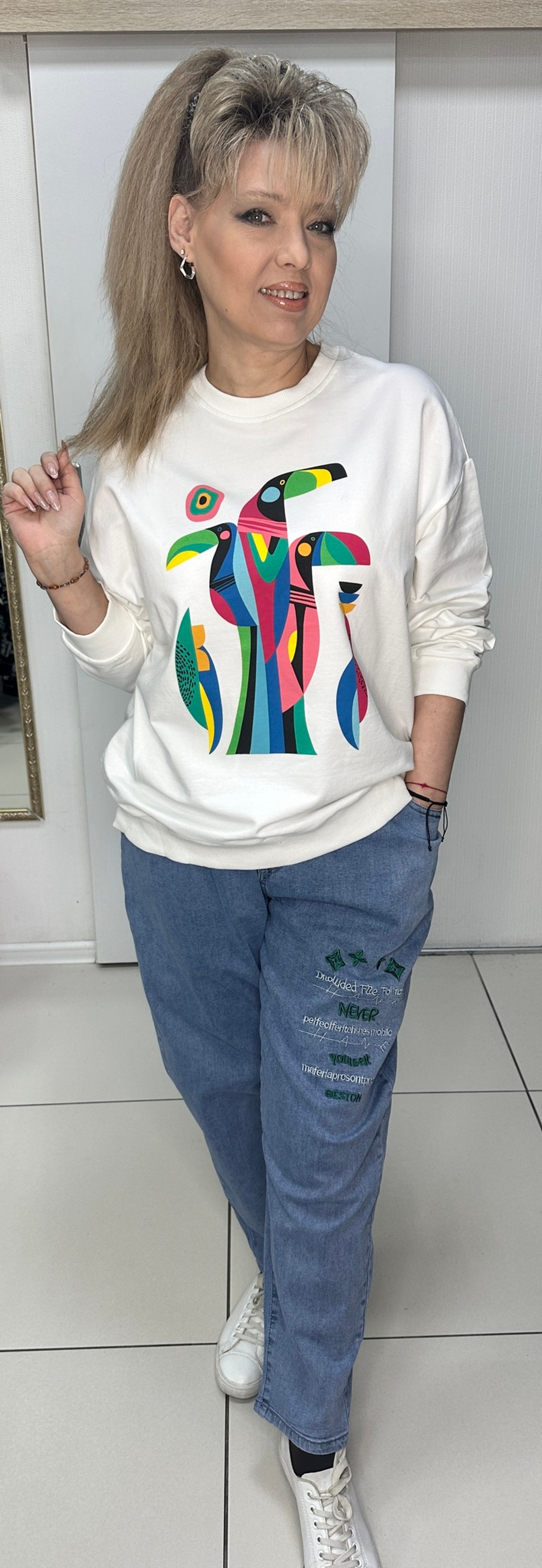 Свитшот-толстовка белая с цветными туканами