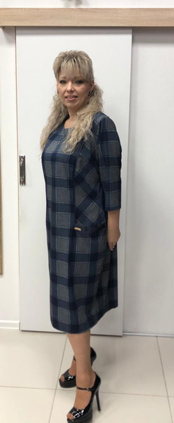 Деловое прямое платье в крупную клетку, с кармашками