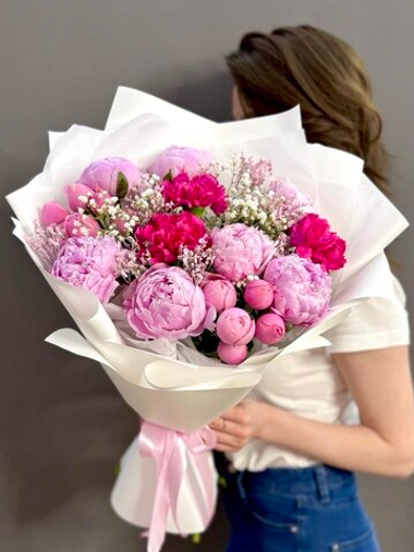 Авторский букет с пионами в розовой гамме