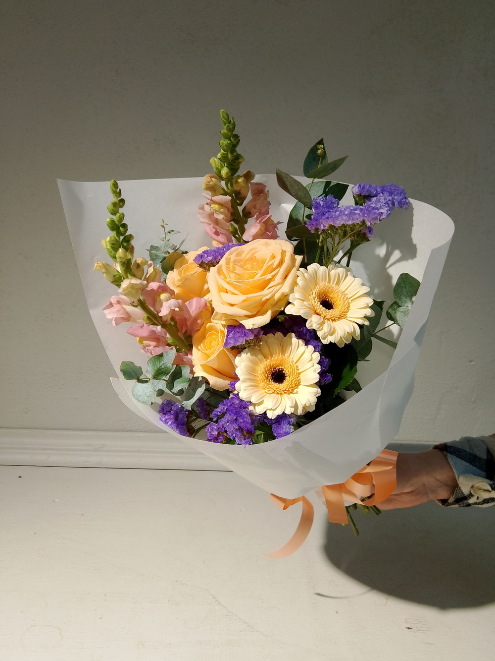 Летний солнечный букет с танацетумом и ароматными пионами Сара Бернард (С0034)