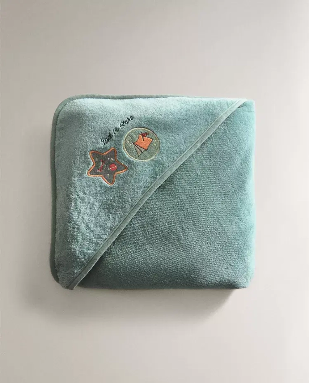 ZARA HOME ДЕТСКОЕ ПОЛОТЕНЦЕ С КАПЮШОНОМ И УЗОРОМ "КОСМОС", ЗЕЛЕНЫЙ