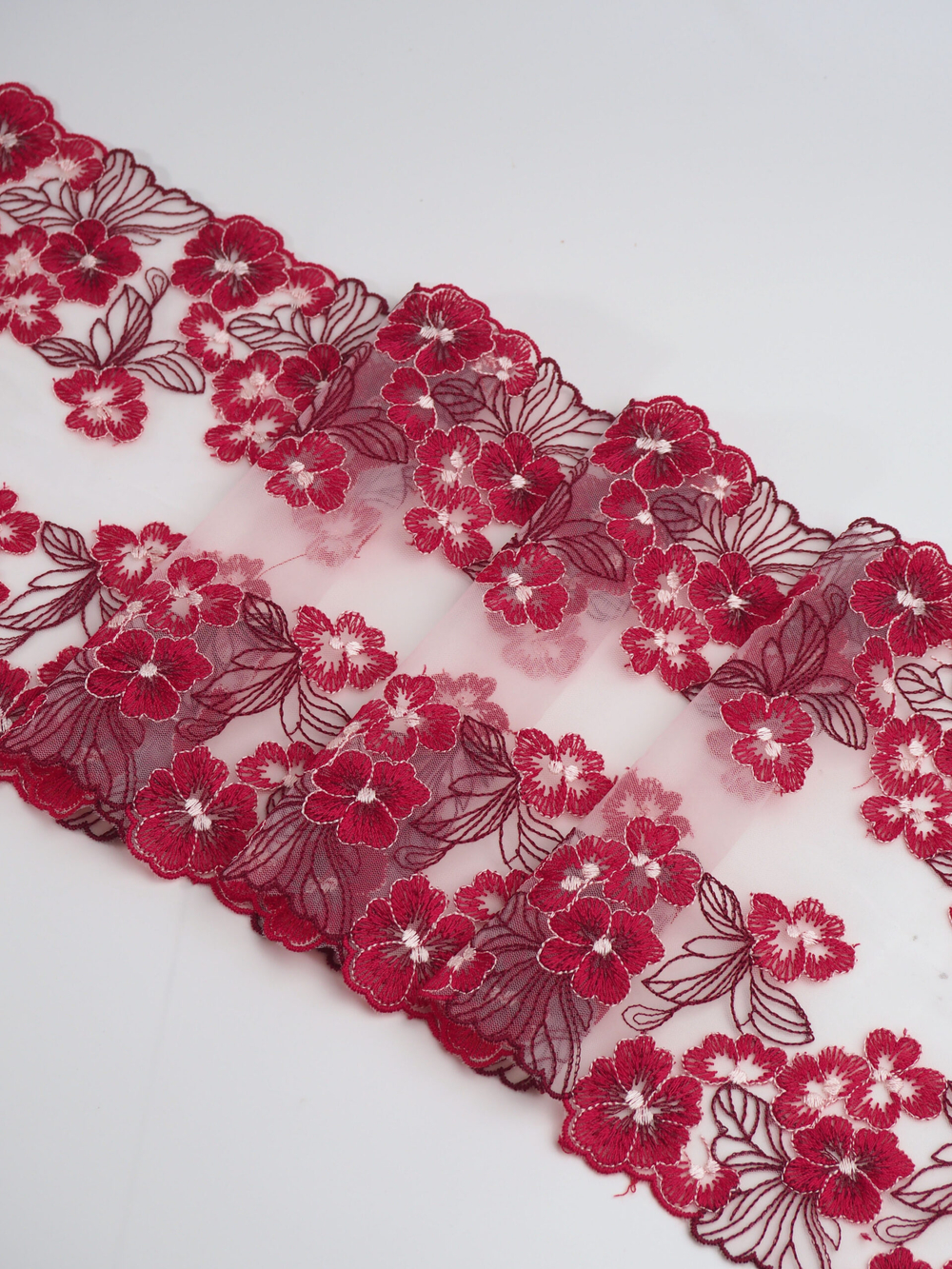 Вышивка на сетке белая с красным и бордовым неэластичная ширина 17 см