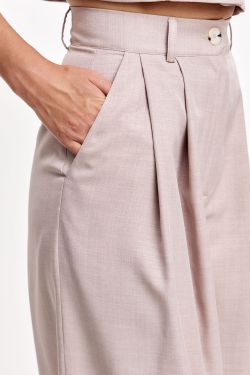 Свободные брюки с защипами серо-бежевого цвета