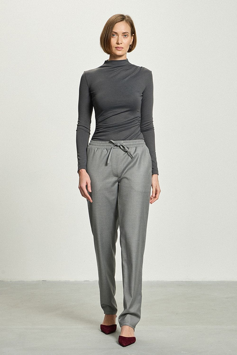 Лонгслив с драпировкой серый