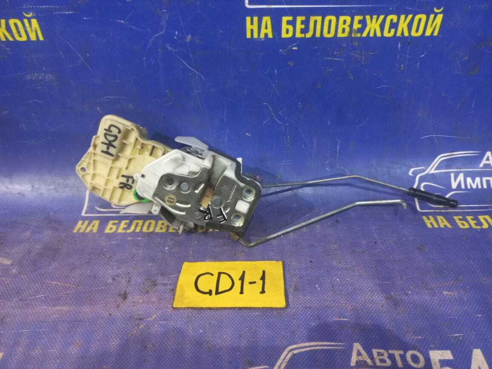 Замок двери передней правой Honda FIT 2008