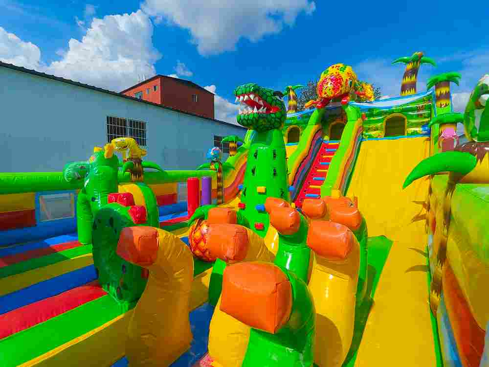 Коммерческий надувной батут "Хамелеон и динозавры" 12*7*6 м