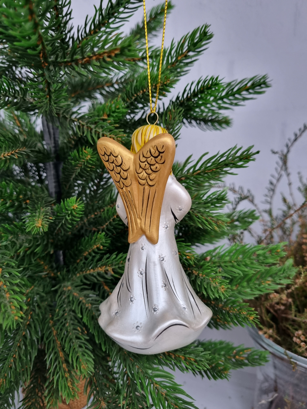 Ангел с колокольчиком ёлочная игрушка из фарфора