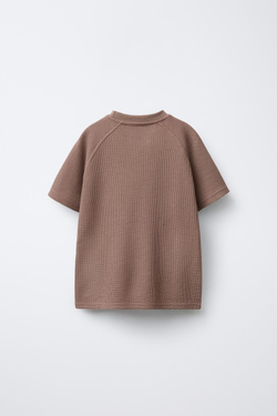 ZARA КОМПЛЕКТ ИЗ ФУТБОЛКИ И ШОРТОВ ИЗ РИФЛЕНОЙ ТКАНИ, КОРИЧНЕВЫЙ