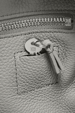 Loewe Сумка Amazona 23 из мягкой зернистой телячьей кожи, жемчужно-серый