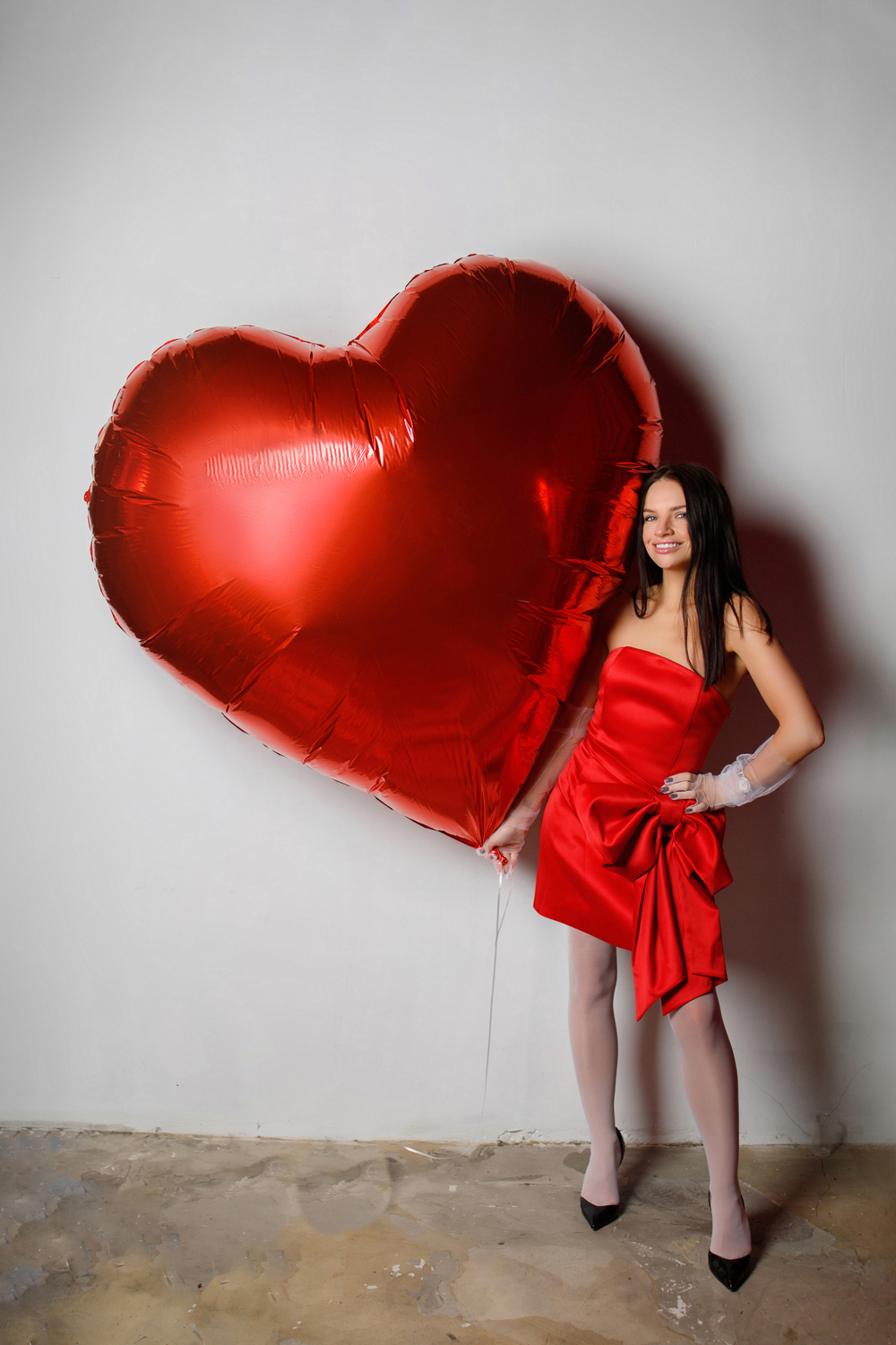 Огромное красное сердце .Воздушный шар с гелием .