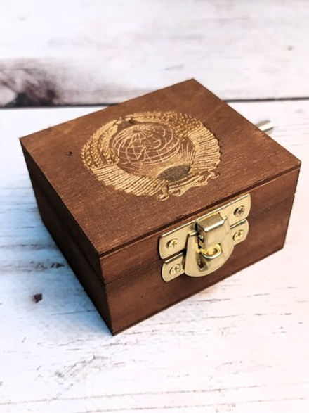 Музыкальная деревянная шкатулка-шарманка из массива СССР гравировка с мелодией Интернационал