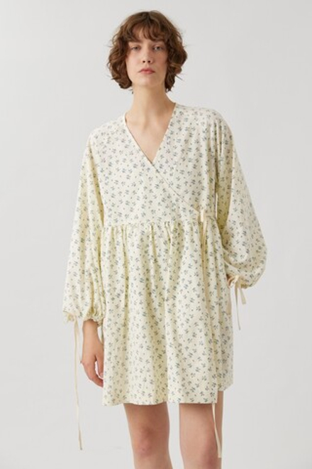 Платье на запах с широкими рукавами длины мини молочного хлопка с синими веточками