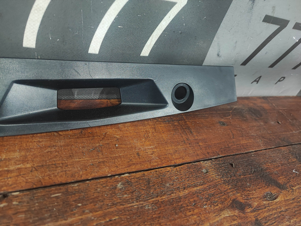 Накладка крышки багажника Toyota Camry (XV70) 17-нв Б/У Оригинал 7681333010