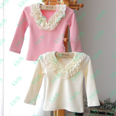 Кофточка с кружевом и оборками на V-образном вырезе горловины