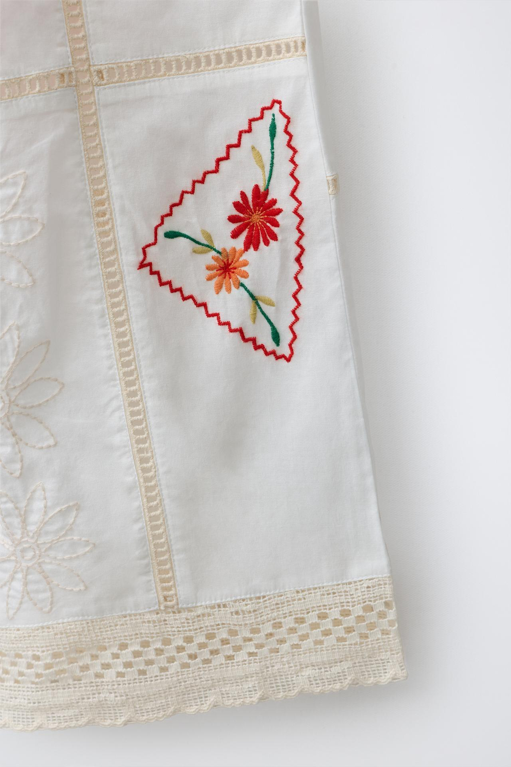 ZARA ПРЯМЫЕ БРЮКИ С ВЫШИВКОЙ В СТИЛЕ ПЭЧВОРК, ЭКРЮ