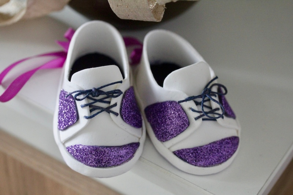 Подвеска "Кеды". Подарок маме малыша. Елочное украшение