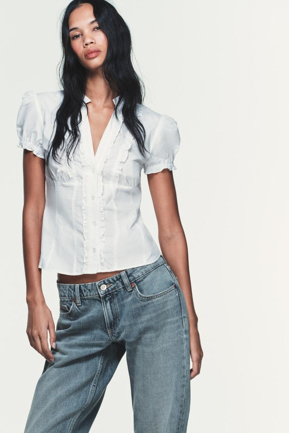 ZARA РУБАШКА ИЗ ПОПЛИНА С ВОЛАНАМИ, БЕЛЫЙ