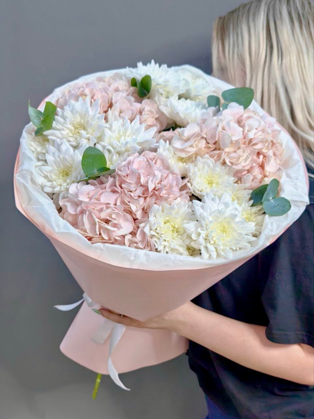 Букет с белыми хризантемами и розовыми гортензиями