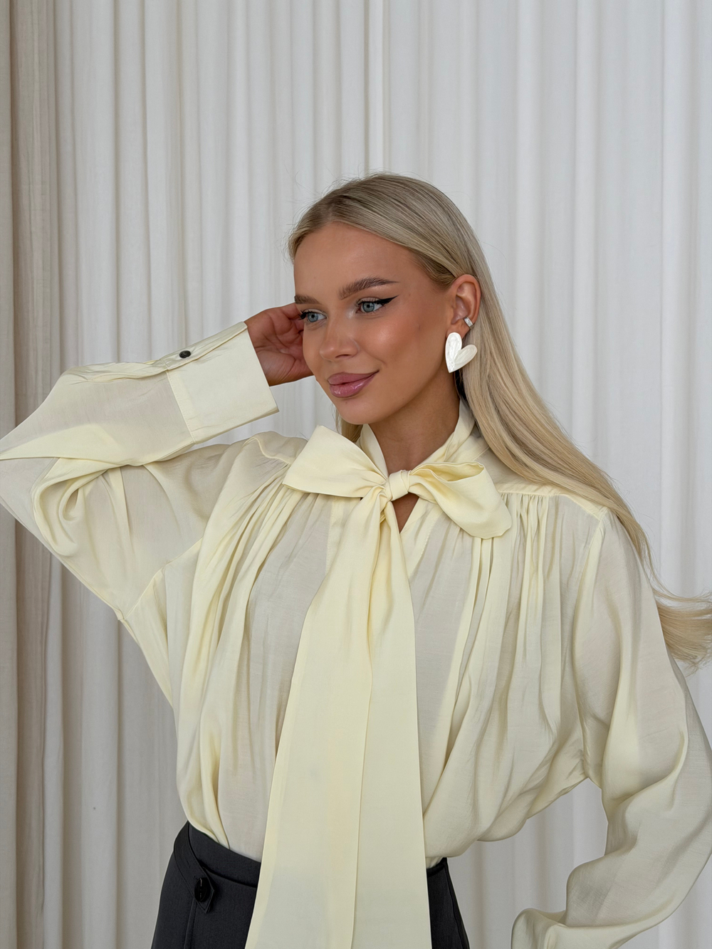 Блуза с бантом молочный