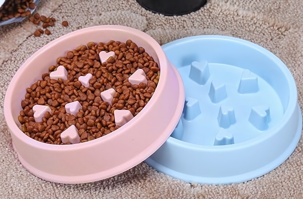 Миска пластиковая для медленного кормления «Колор-Сердечки» 19,5*18*4,3см цвет нежно-голубой