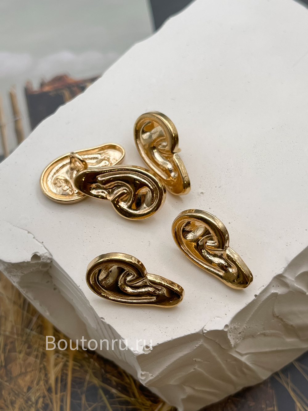 Пуговицы Скиапар. золотистые "Ухо"