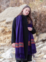 Шерстяной палантин с вышивкой