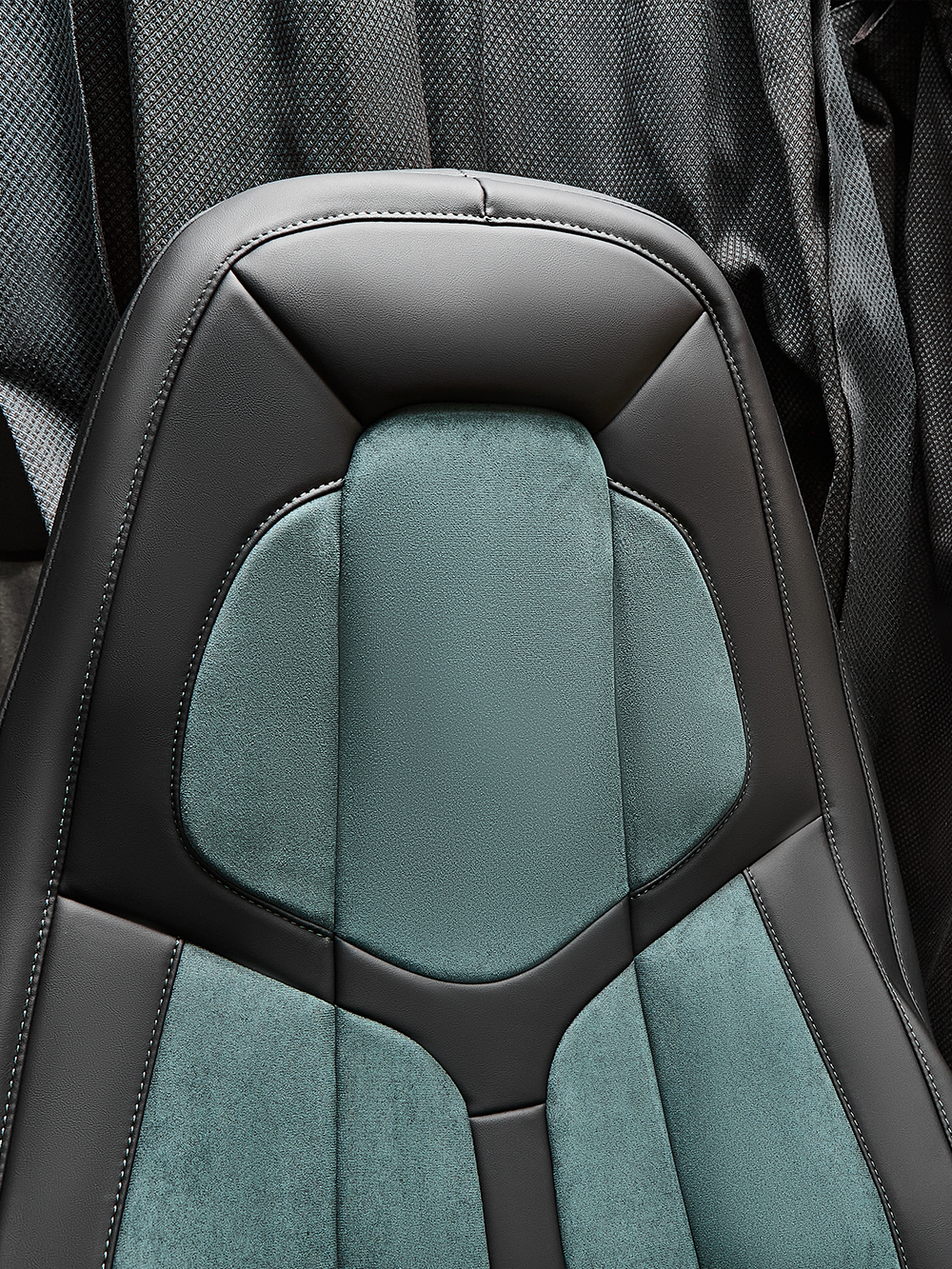 Чехлы Люкс VOLVO FH-13 после 2018 года: водитель от сиденья, пассажир от стойки кабины (один вырез под ремень) (экокожа, черный, зеленая вставка)