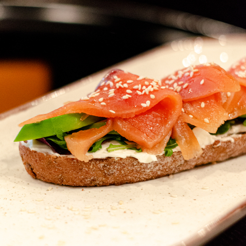 Брускетта с сёмгой, авокадо и творожным сыром