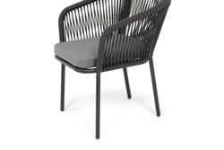 "Марсель" стул плетеный из роупа, каркас алюминий черный муар, роуп темно-серый круглый, ткань темно-серая 027