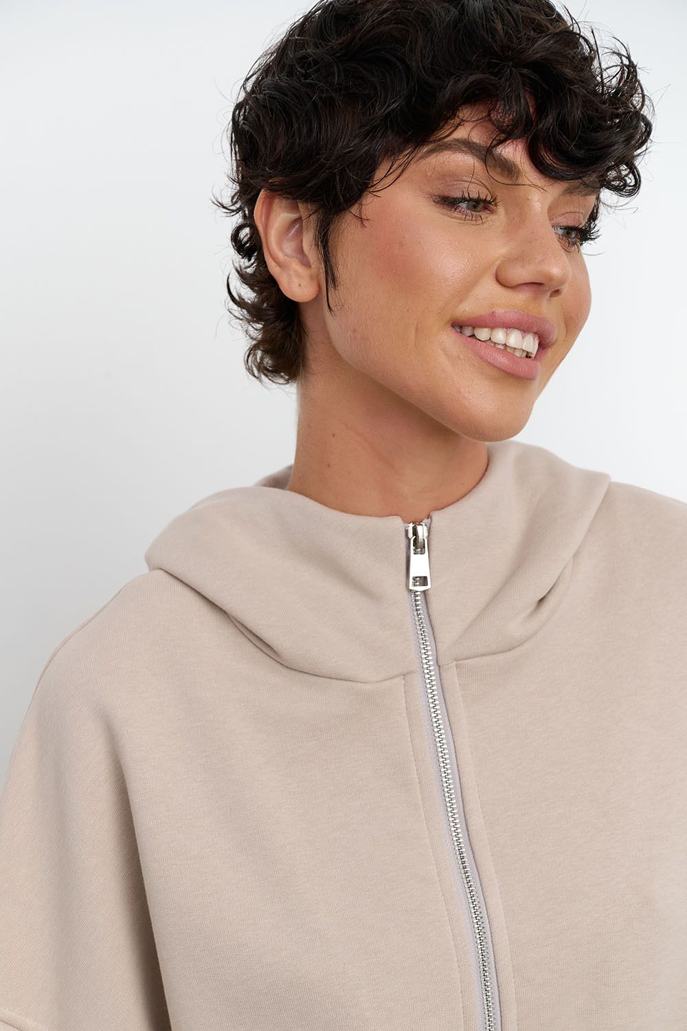 Худи на молнии с защипами на рукавах серо-бежевого цвета