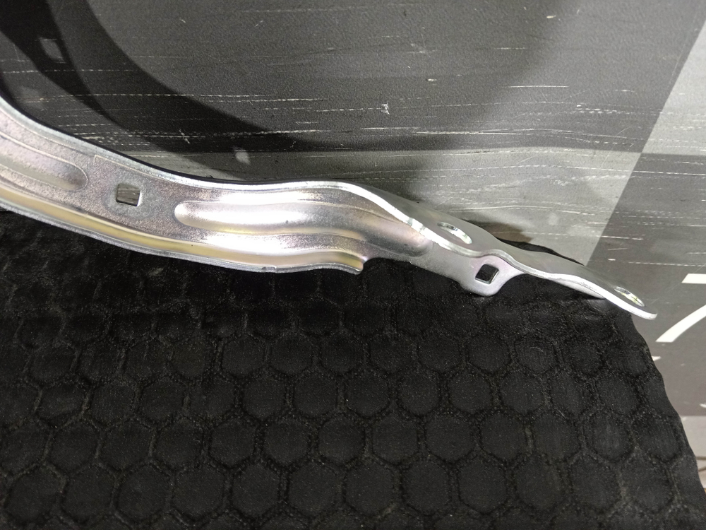 Петля капота левая Geely Coolray 19-нв Новая Оригинал 5032037600