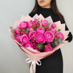 Букет из ароматных пионовидных кустовых роз и эвкалипта