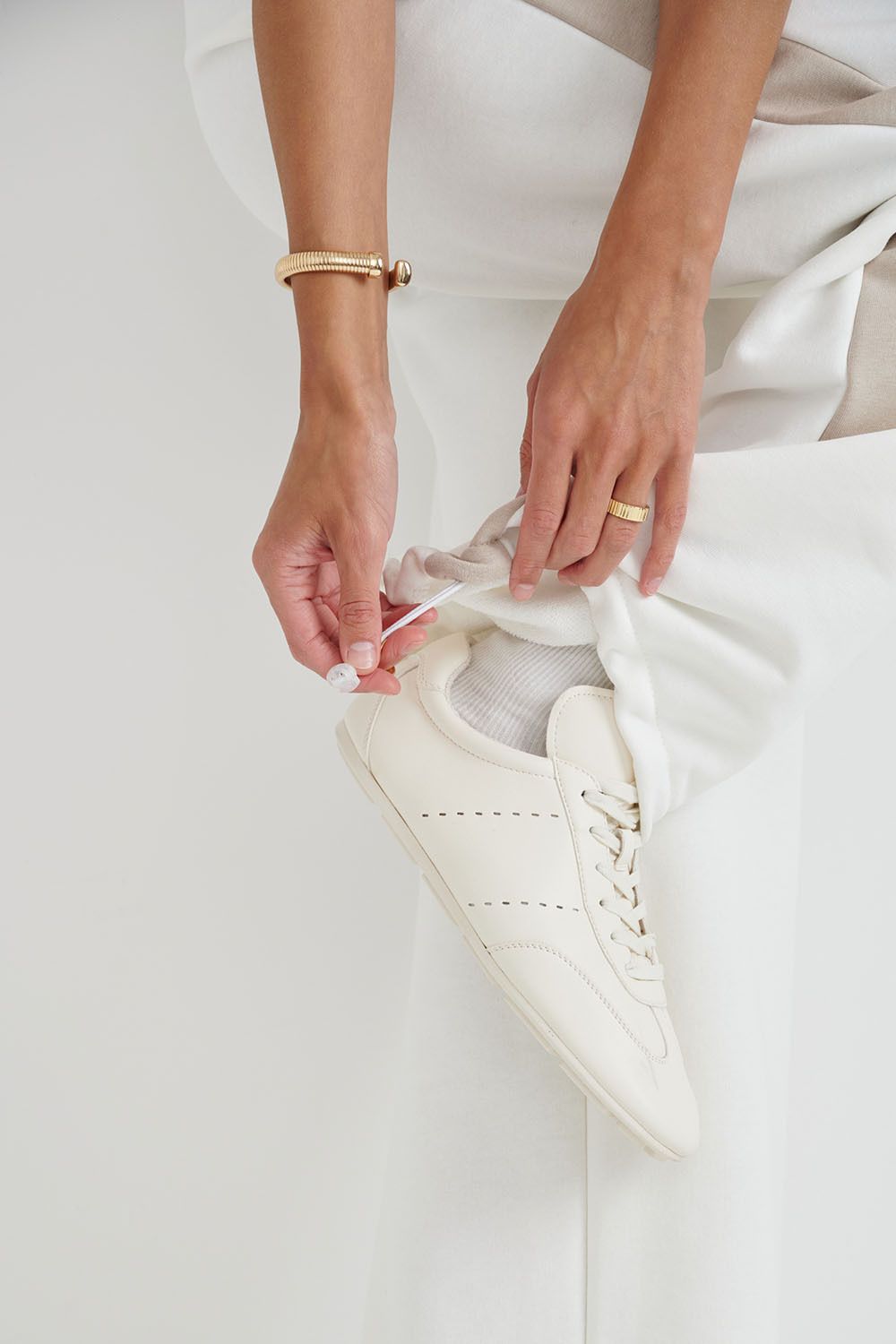 Широкие джоггеры без начеса с лампасами кремового цвета