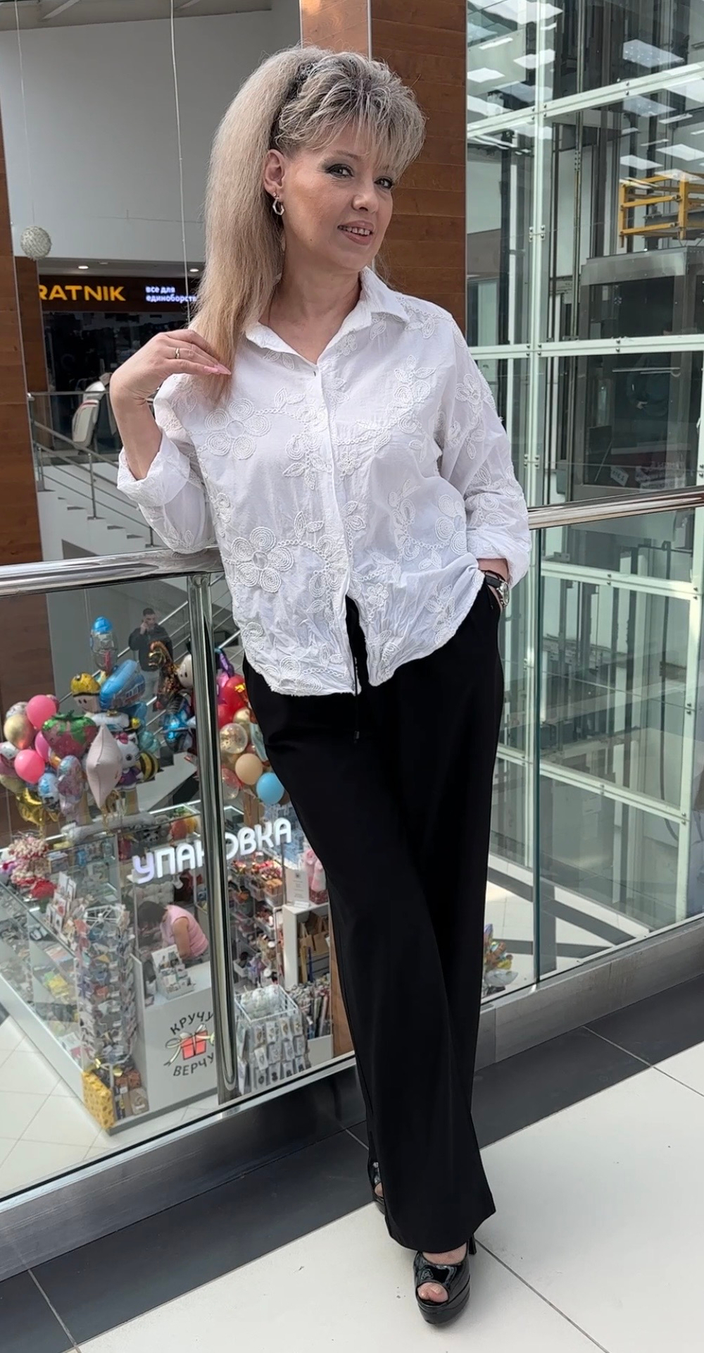 Белая рубашка- блузон с шитьем на пуговицах