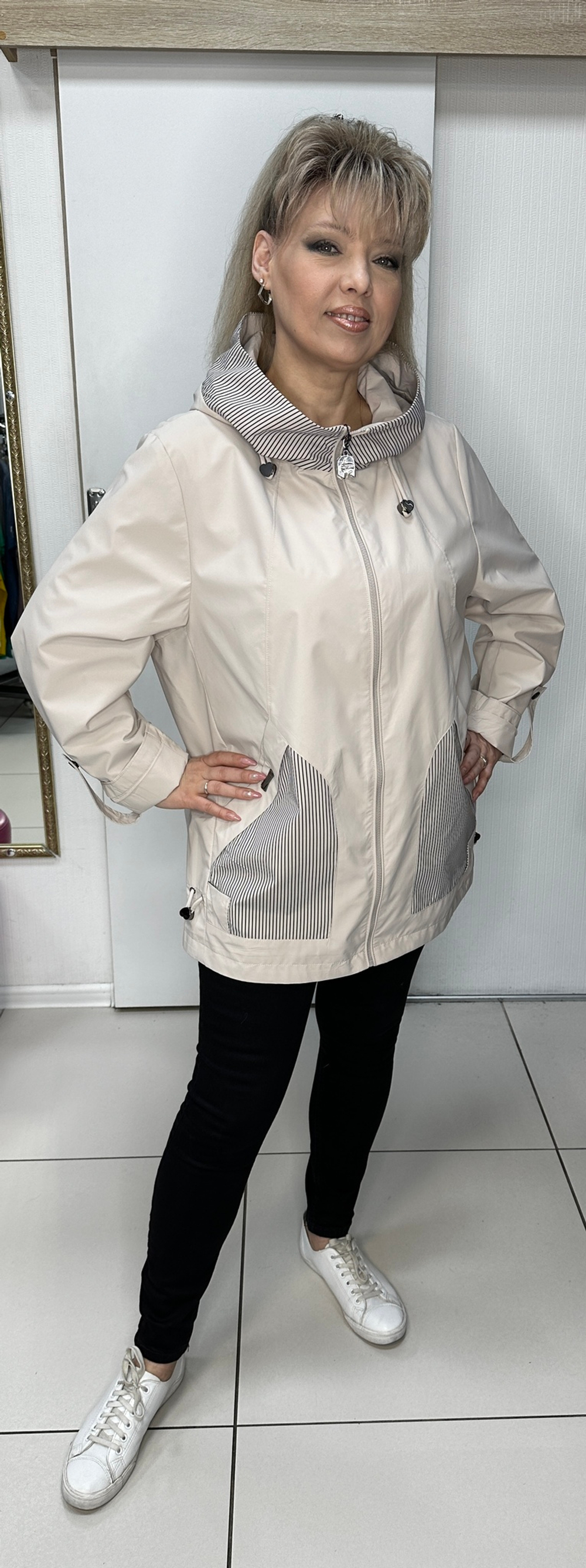 Весенняя бежевая куртка-ветровка с полосатой отделкой