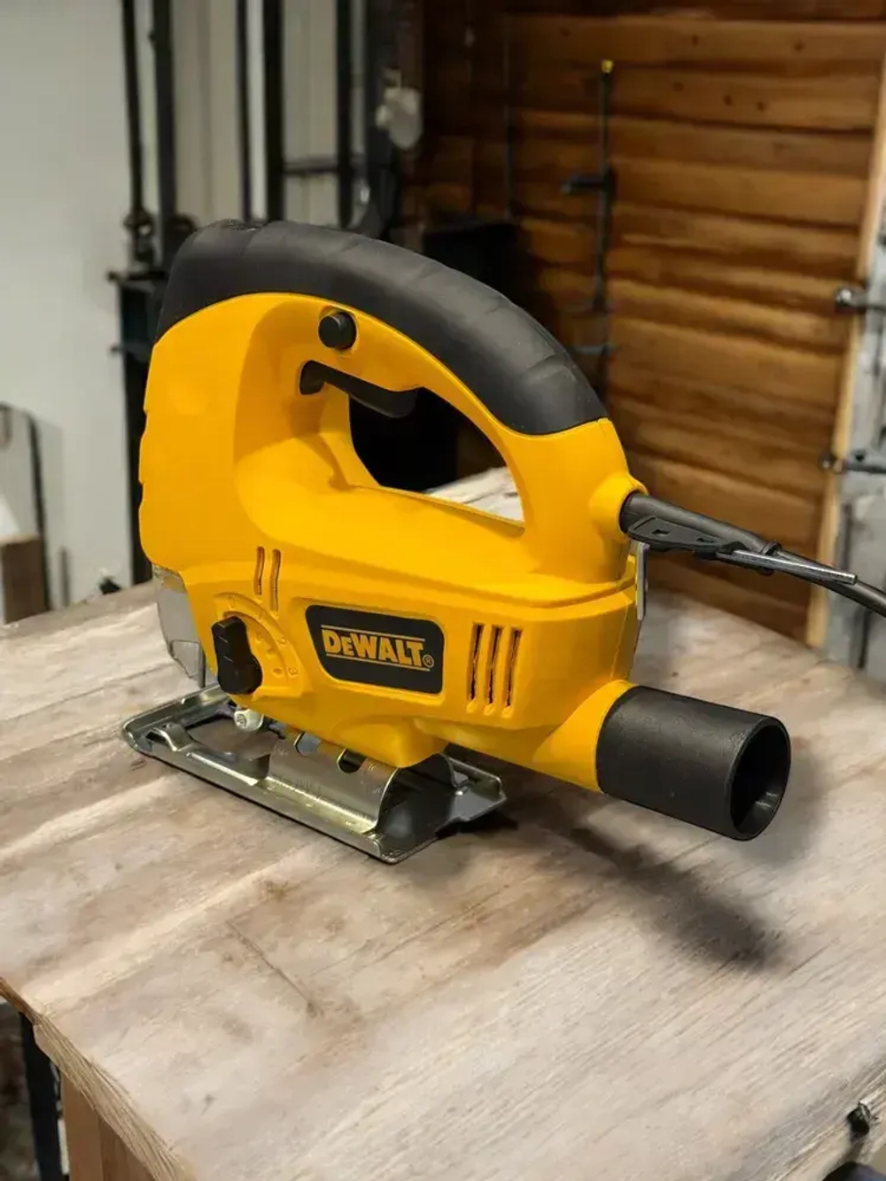 Лобзик DeWalt c лазером электрический