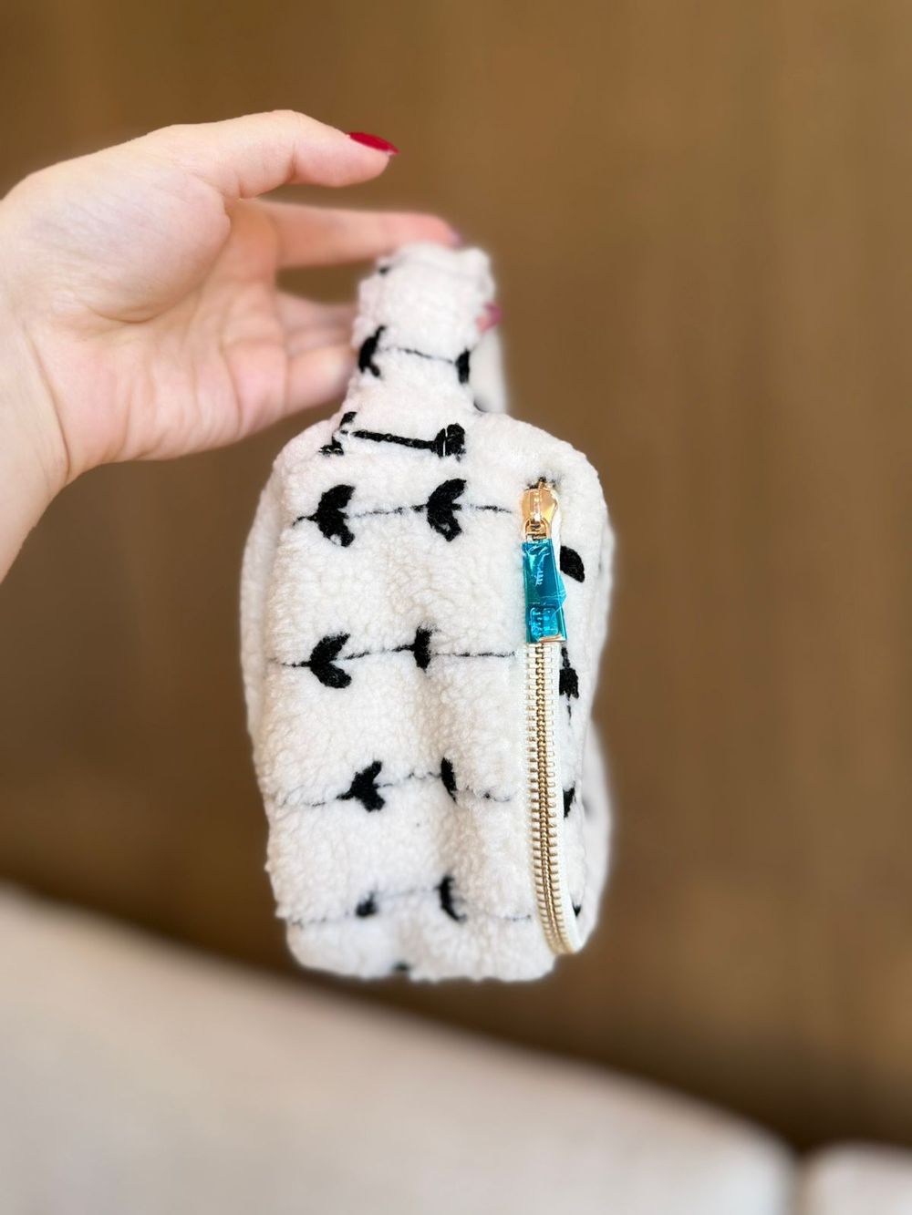 HEY GLOW Меховая косметичка с черными сердечками квадратная