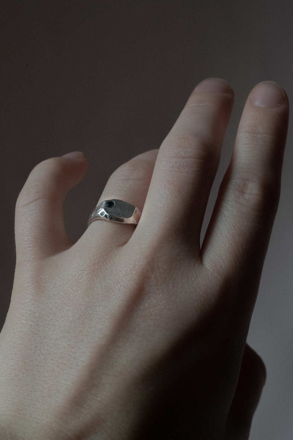 Кольцо печатка Mole со шпинелью