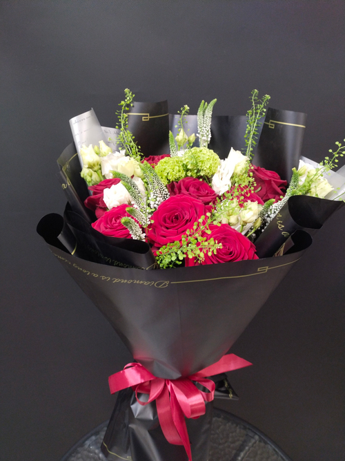Букет красных роз с эустомой