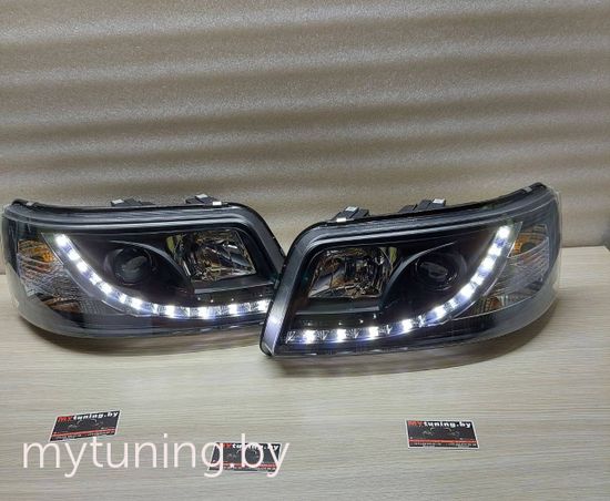 Фары передние TRUE DRL BLACK для VW T5 04.03-08.09