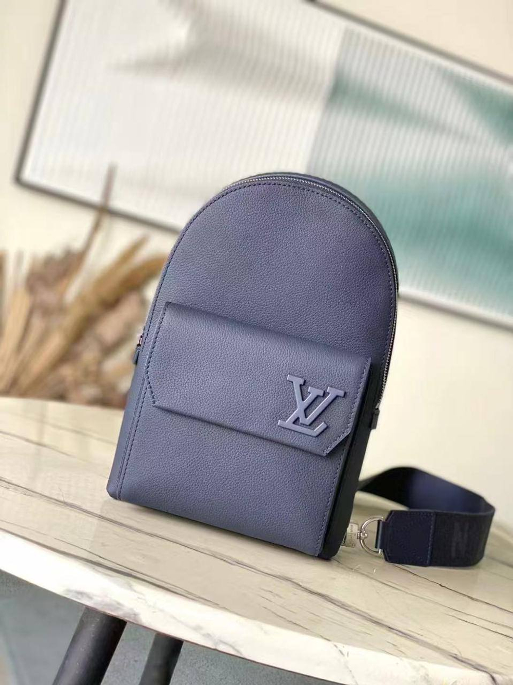 Сумка-слинг Louis Vuitton
