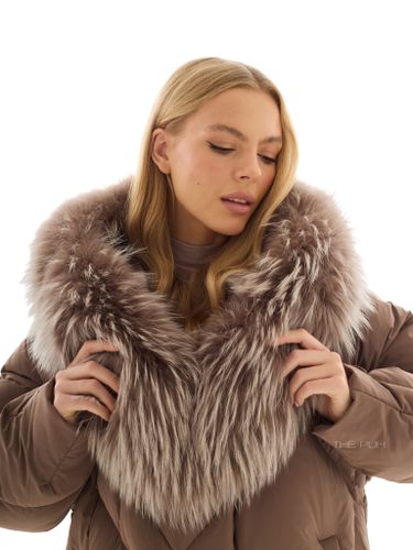 Удлиненный шоколадный пуховик с объемным капюшоном и мехом енота