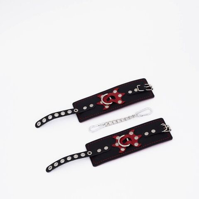 Черные кожаные наручники с красным декором и строчкой