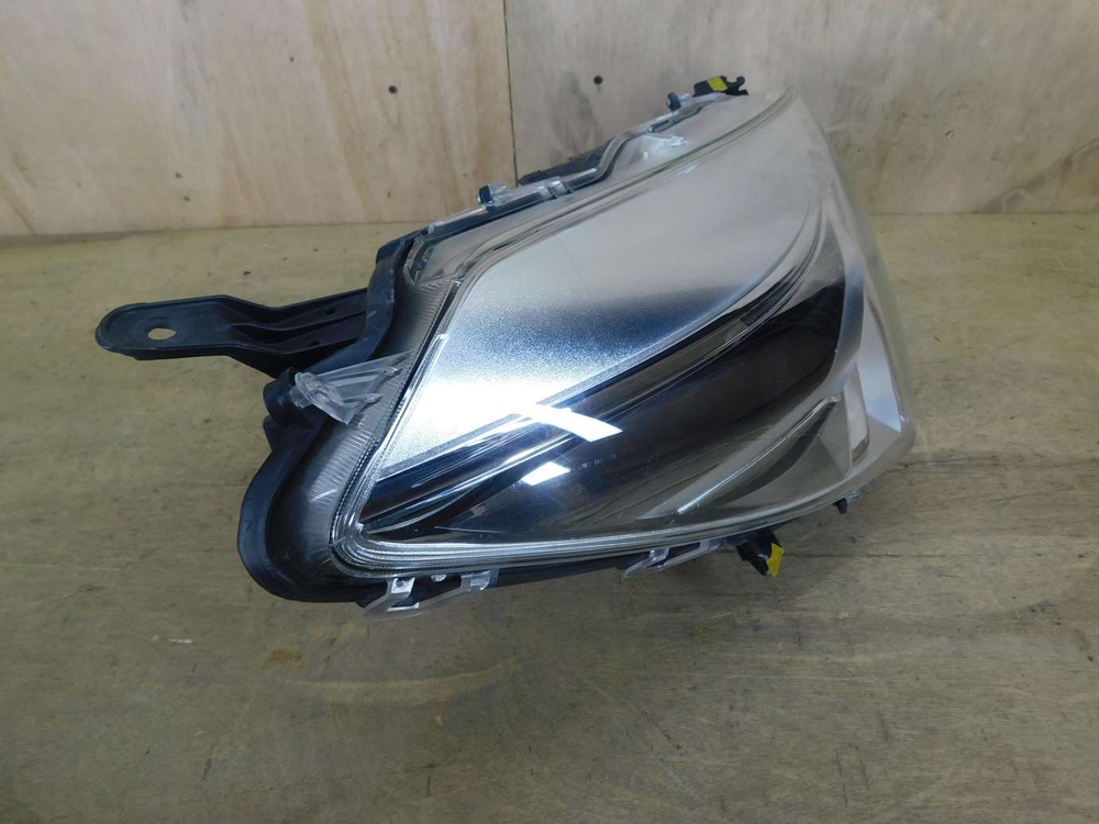 фара правая Toyota Vitz NSP130 135
