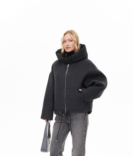 Черная куртка без утеплителя с объёмным капюшоном