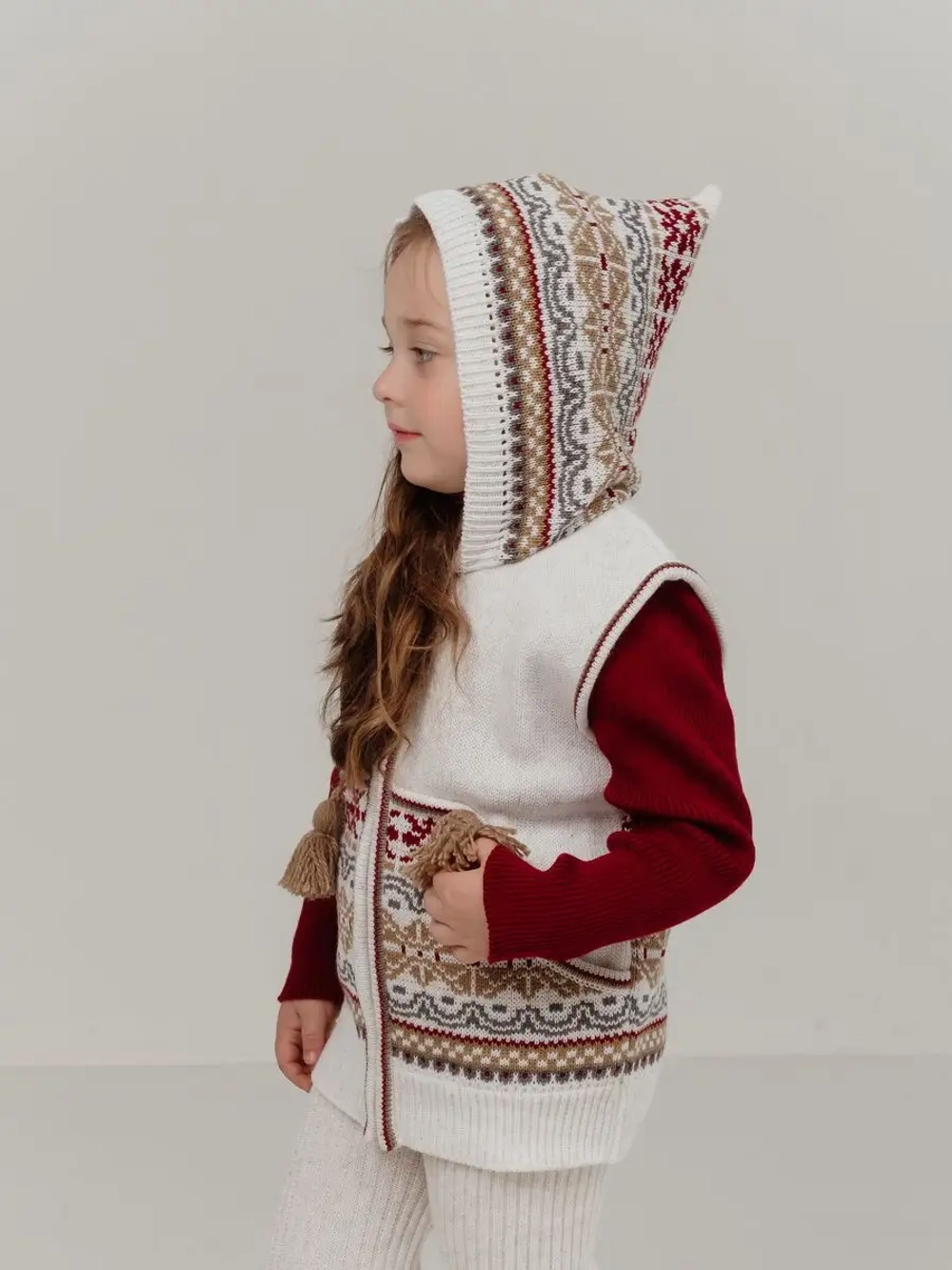 Жилетка вязаная с капюшоном