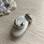 Серьги пусеты широкие полукольца. Оттенок глянцевое серебро.