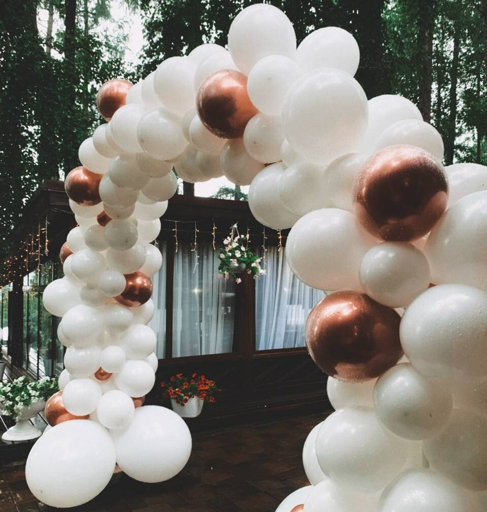 Свадебное оформление шарами. Арка из шаров. Разнокалиберная гирлянда. Оформление зала надутыми шарами