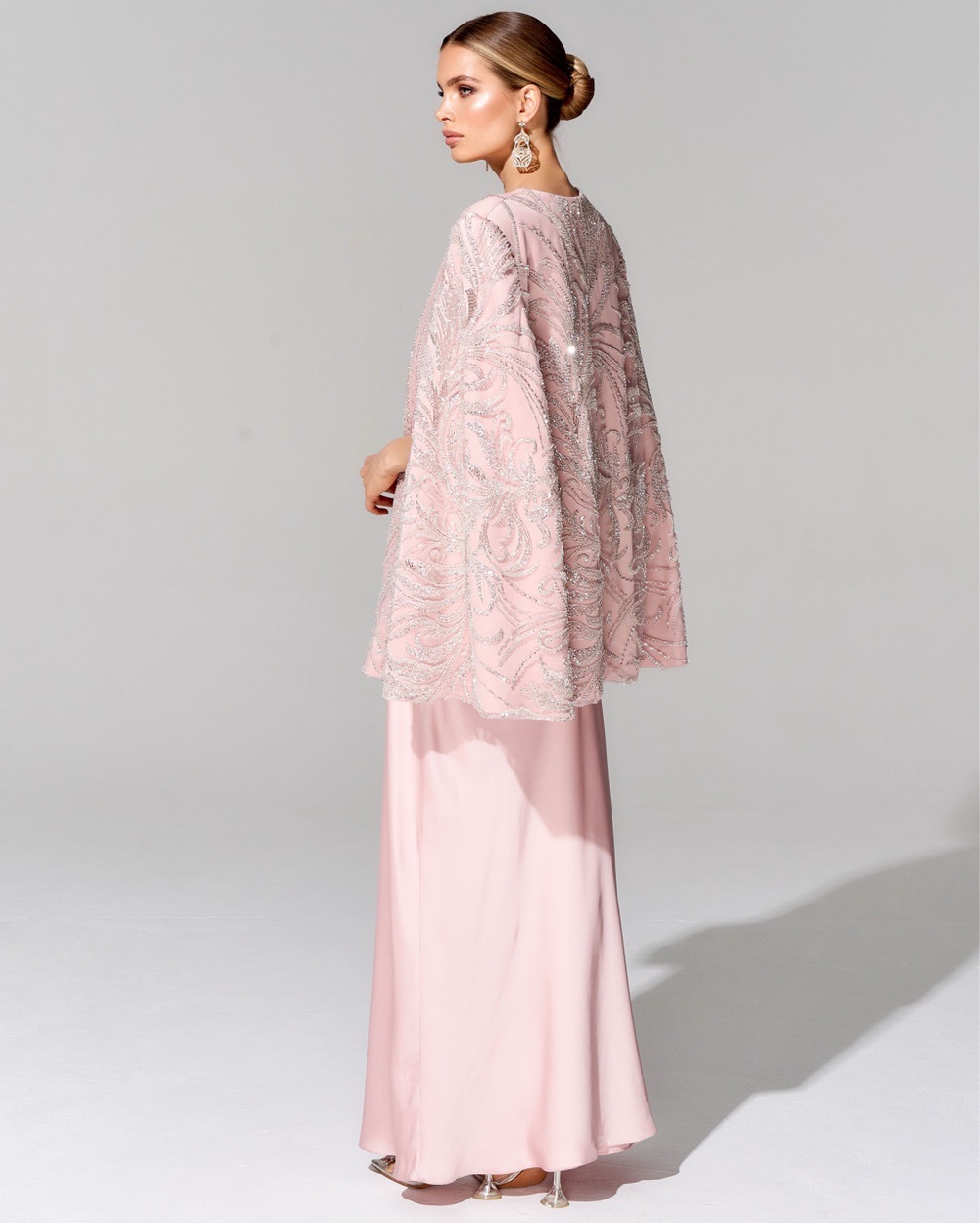 Кейп с вышивкой ручной работы